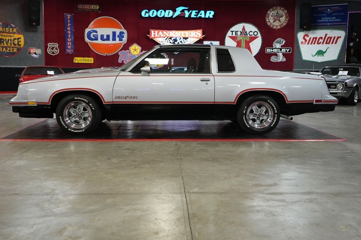 Oldsmobile-Hurst-442-Coupe-1984-Silver-Red-126073-18