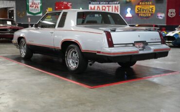 Oldsmobile-Hurst-442-Coupe-1984-Silver-Red-126073-19