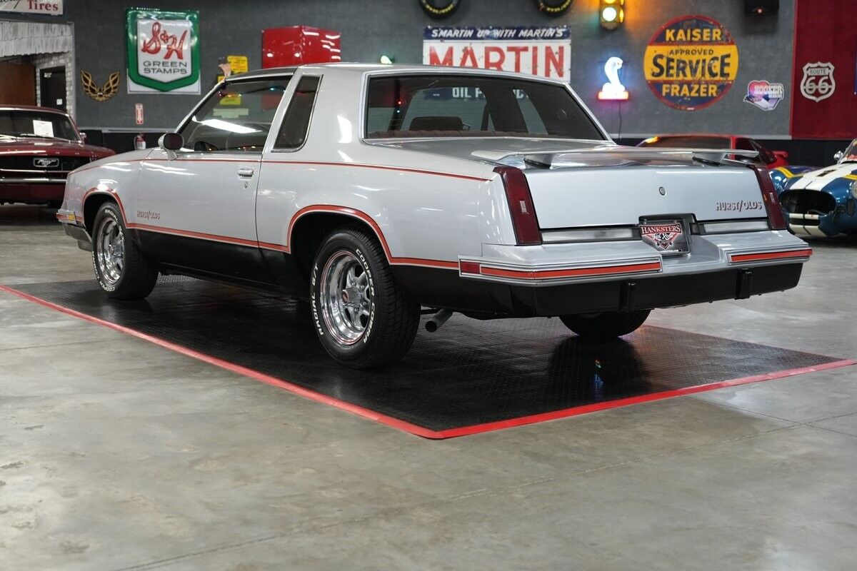 Oldsmobile-Hurst-442-Coupe-1984-Silver-Red-126073-19