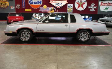 Oldsmobile-Hurst-442-Coupe-1984-Silver-Red-126073-2