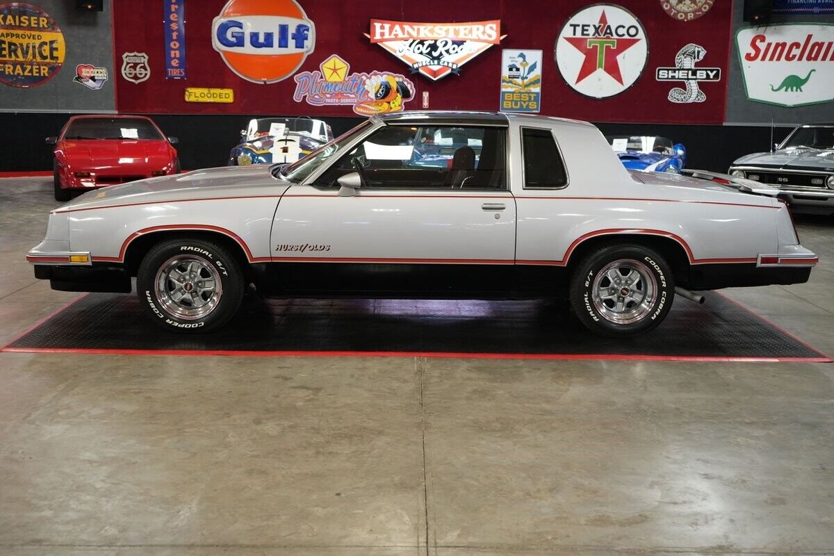 Oldsmobile-Hurst-442-Coupe-1984-Silver-Red-126073-2