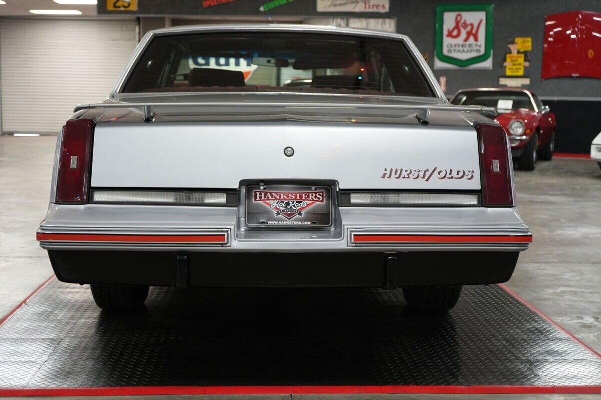 Oldsmobile-Hurst-442-Coupe-1984-Silver-Red-126073-20