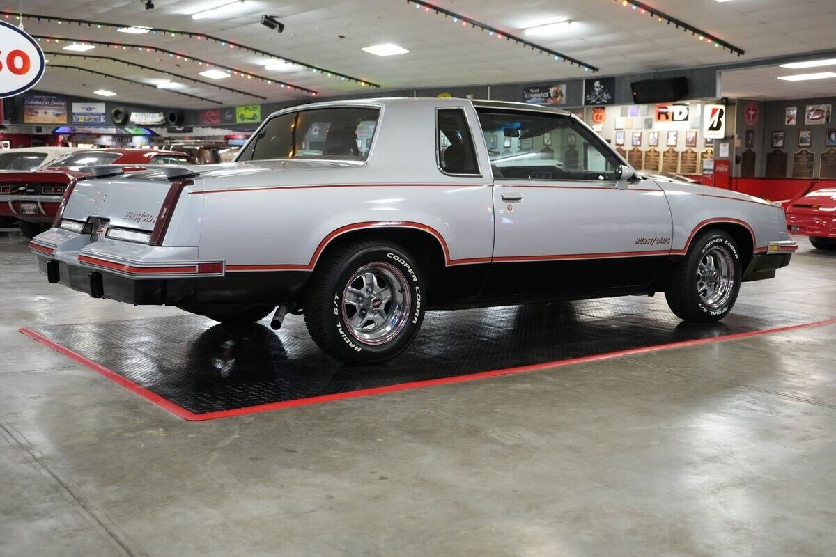 Oldsmobile-Hurst-442-Coupe-1984-Silver-Red-126073-21