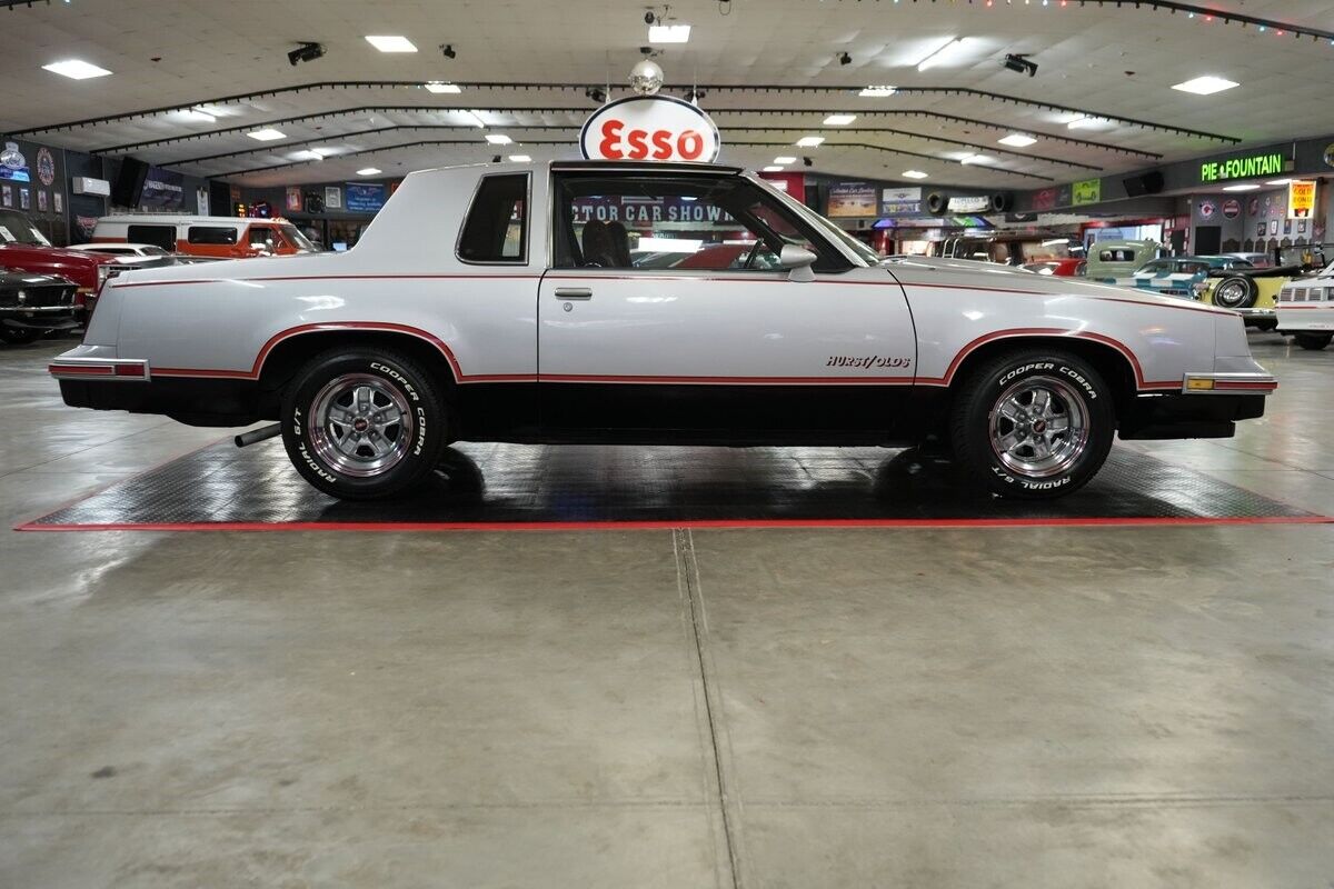 Oldsmobile-Hurst-442-Coupe-1984-Silver-Red-126073-22