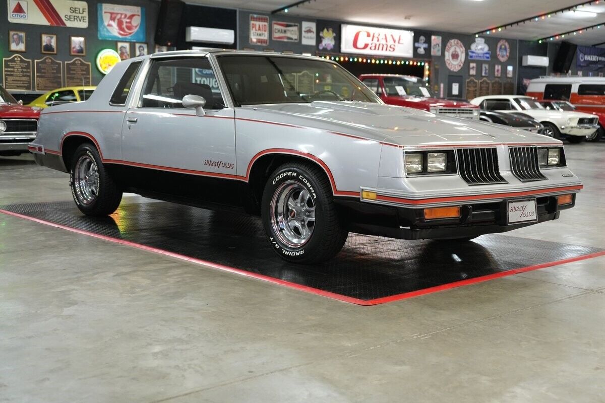 Oldsmobile-Hurst-442-Coupe-1984-Silver-Red-126073-23