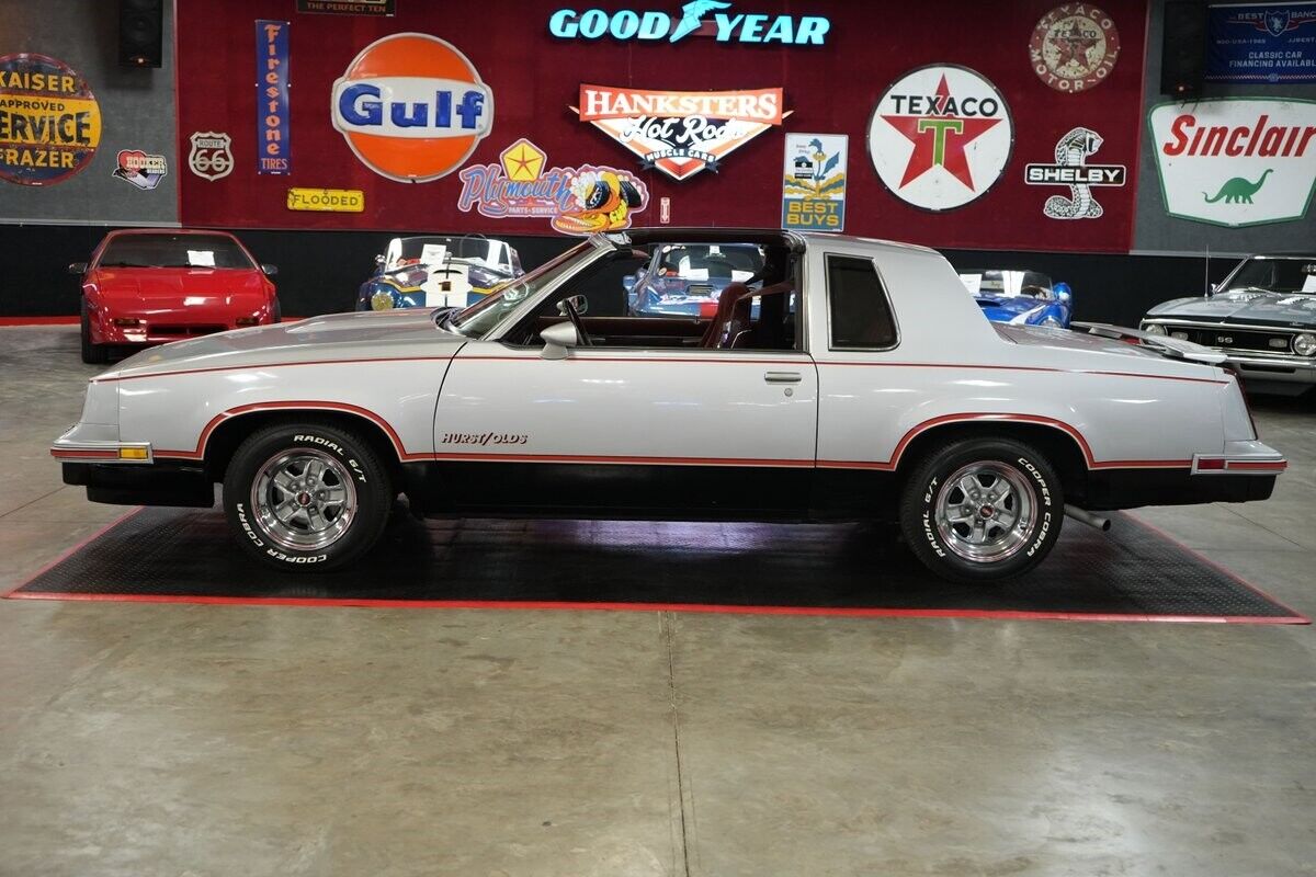 Oldsmobile-Hurst-442-Coupe-1984-Silver-Red-126073-26