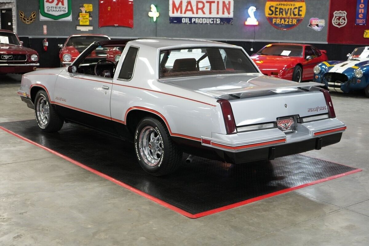 Oldsmobile-Hurst-442-Coupe-1984-Silver-Red-126073-27