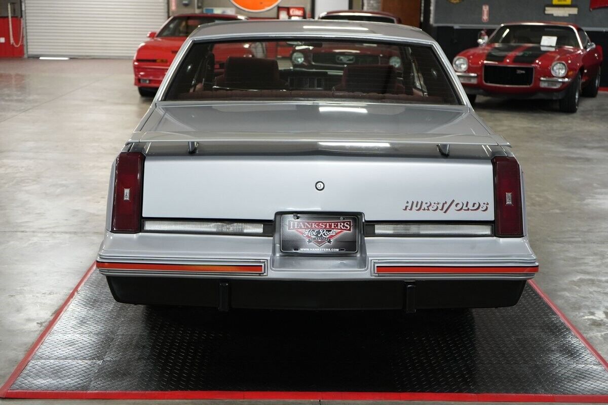 Oldsmobile-Hurst-442-Coupe-1984-Silver-Red-126073-28