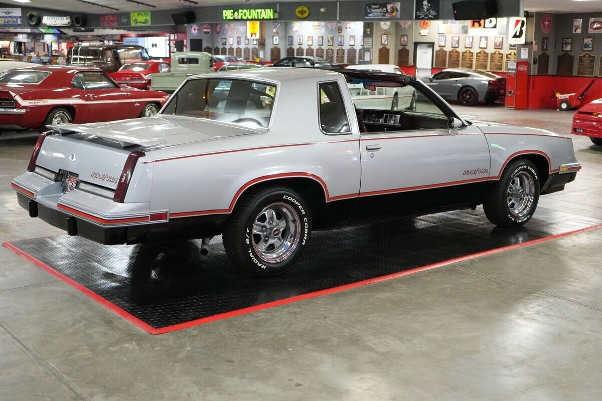 Oldsmobile-Hurst-442-Coupe-1984-Silver-Red-126073-29