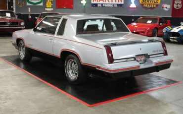 Oldsmobile-Hurst-442-Coupe-1984-Silver-Red-126073-3