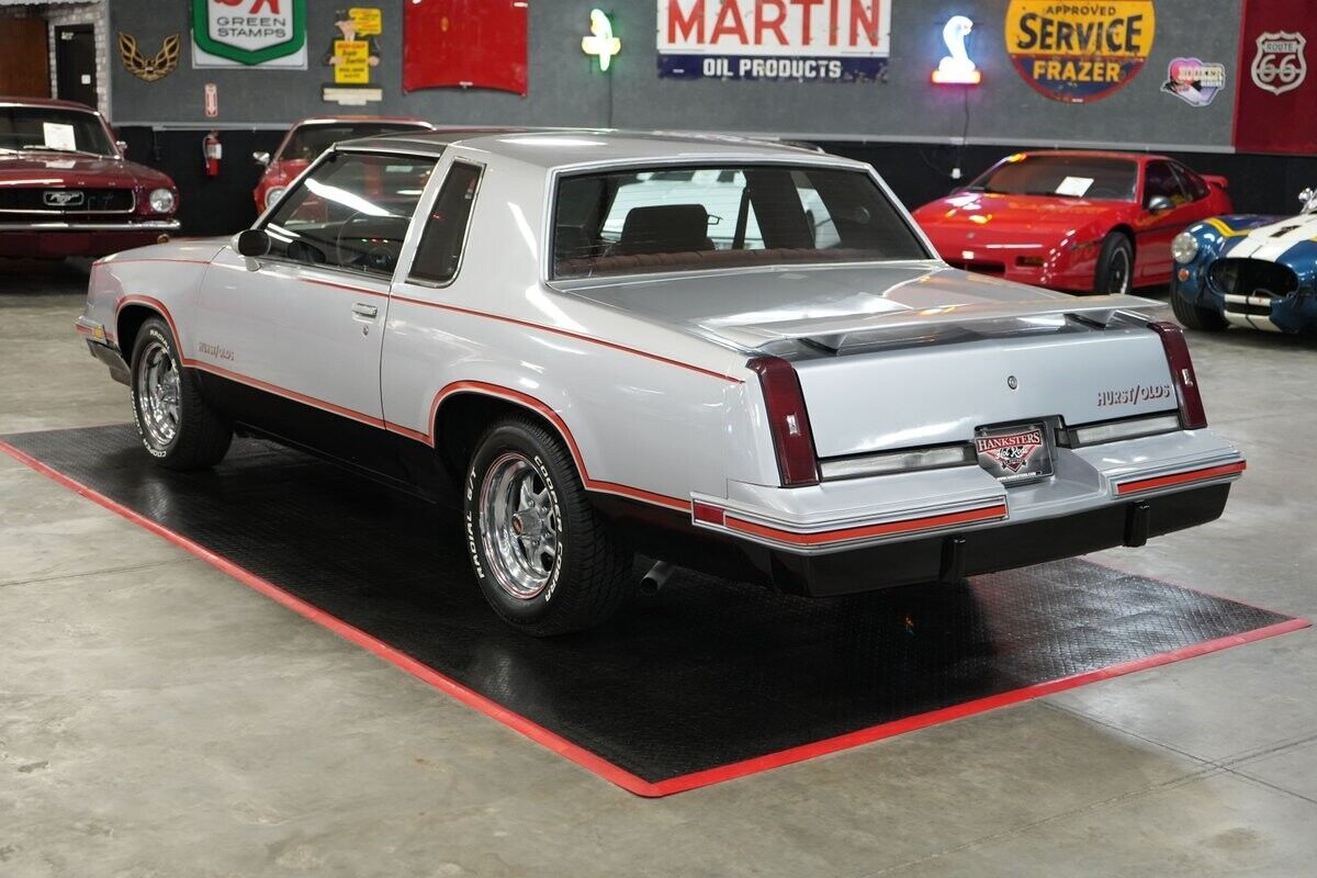 Oldsmobile-Hurst-442-Coupe-1984-Silver-Red-126073-3