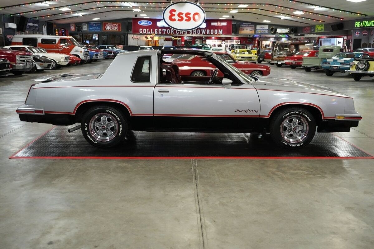 Oldsmobile-Hurst-442-Coupe-1984-Silver-Red-126073-30