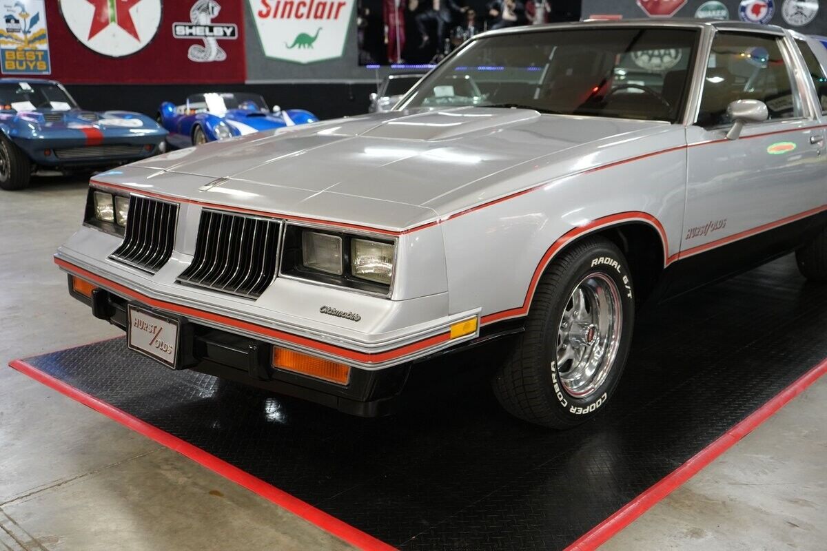 Oldsmobile-Hurst-442-Coupe-1984-Silver-Red-126073-33