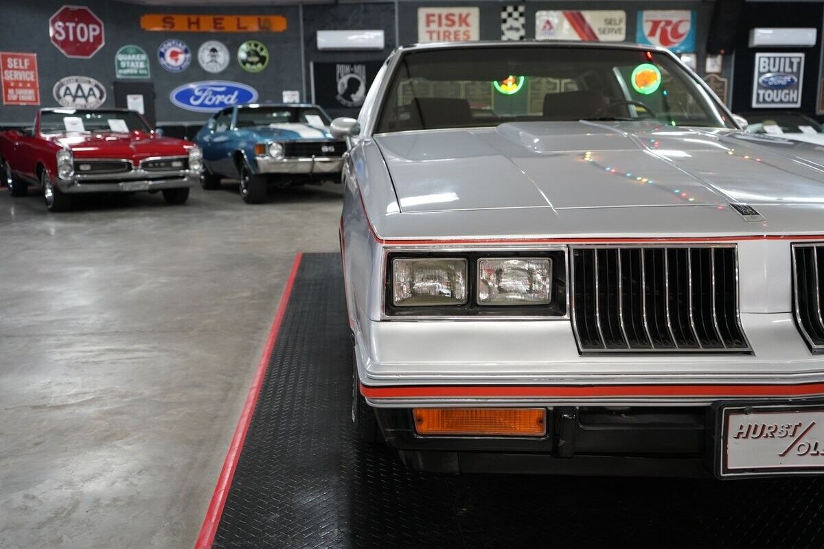 Oldsmobile-Hurst-442-Coupe-1984-Silver-Red-126073-35