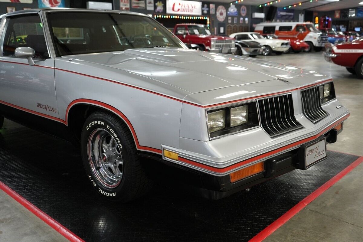 Oldsmobile-Hurst-442-Coupe-1984-Silver-Red-126073-36