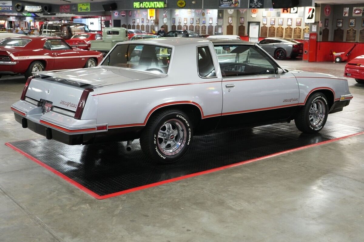 Oldsmobile-Hurst-442-Coupe-1984-Silver-Red-126073-5