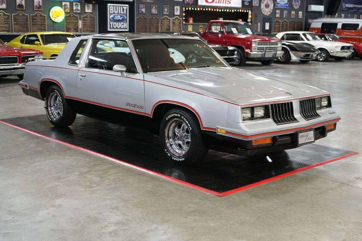 Oldsmobile-Hurst-442-Coupe-1984-Silver-Red-126073-7