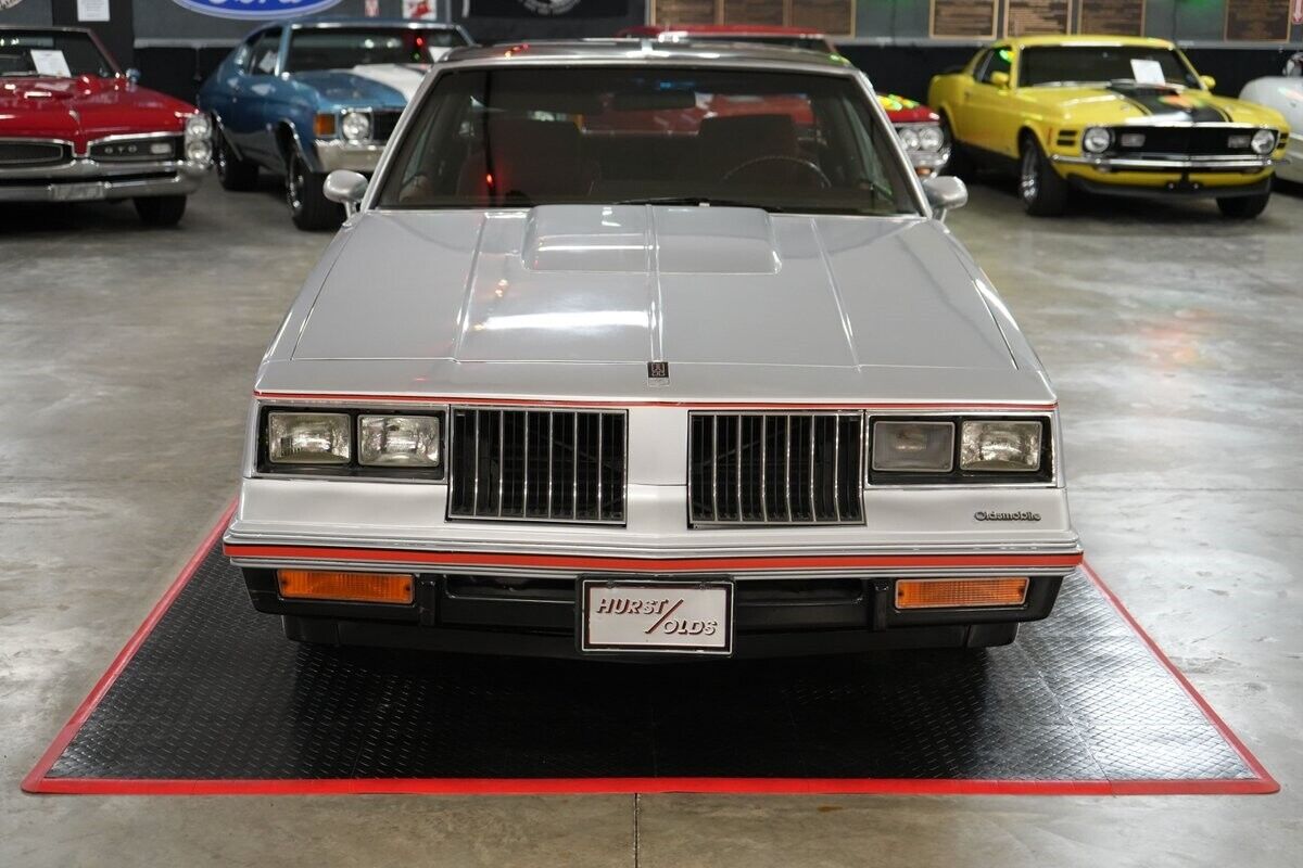 Oldsmobile-Hurst-442-Coupe-1984-Silver-Red-126073-8