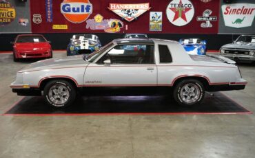 Oldsmobile-Hurst-442-Coupe-1984-Silver-Red-126073-9