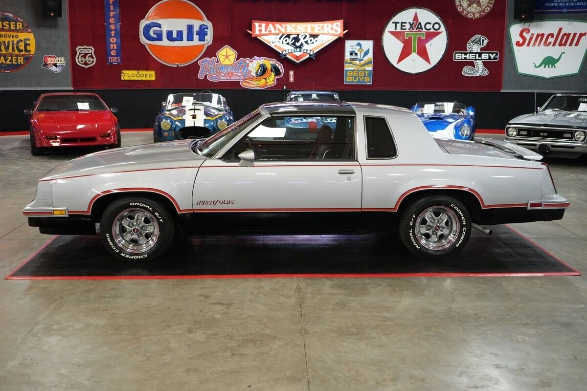 Oldsmobile-Hurst-442-Coupe-1984-Silver-Red-126073-9