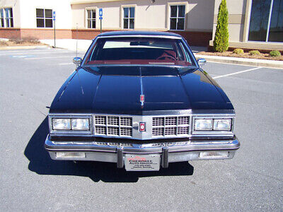 Oldsmobile-Ninety-Eight-Berline-1981-Black-Red-110287-17