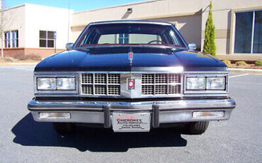 Oldsmobile-Ninety-Eight-Berline-1981-Black-Red-110287-18