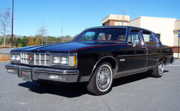 Oldsmobile-Ninety-Eight-Berline-1981-Black-Red-110287-22