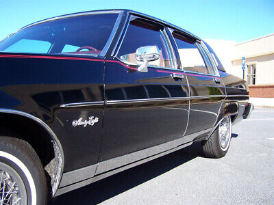 Oldsmobile-Ninety-Eight-Berline-1981-Black-Red-110287-23