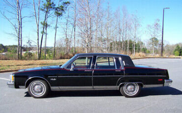 Oldsmobile-Ninety-Eight-Berline-1981-Black-Red-110287-6