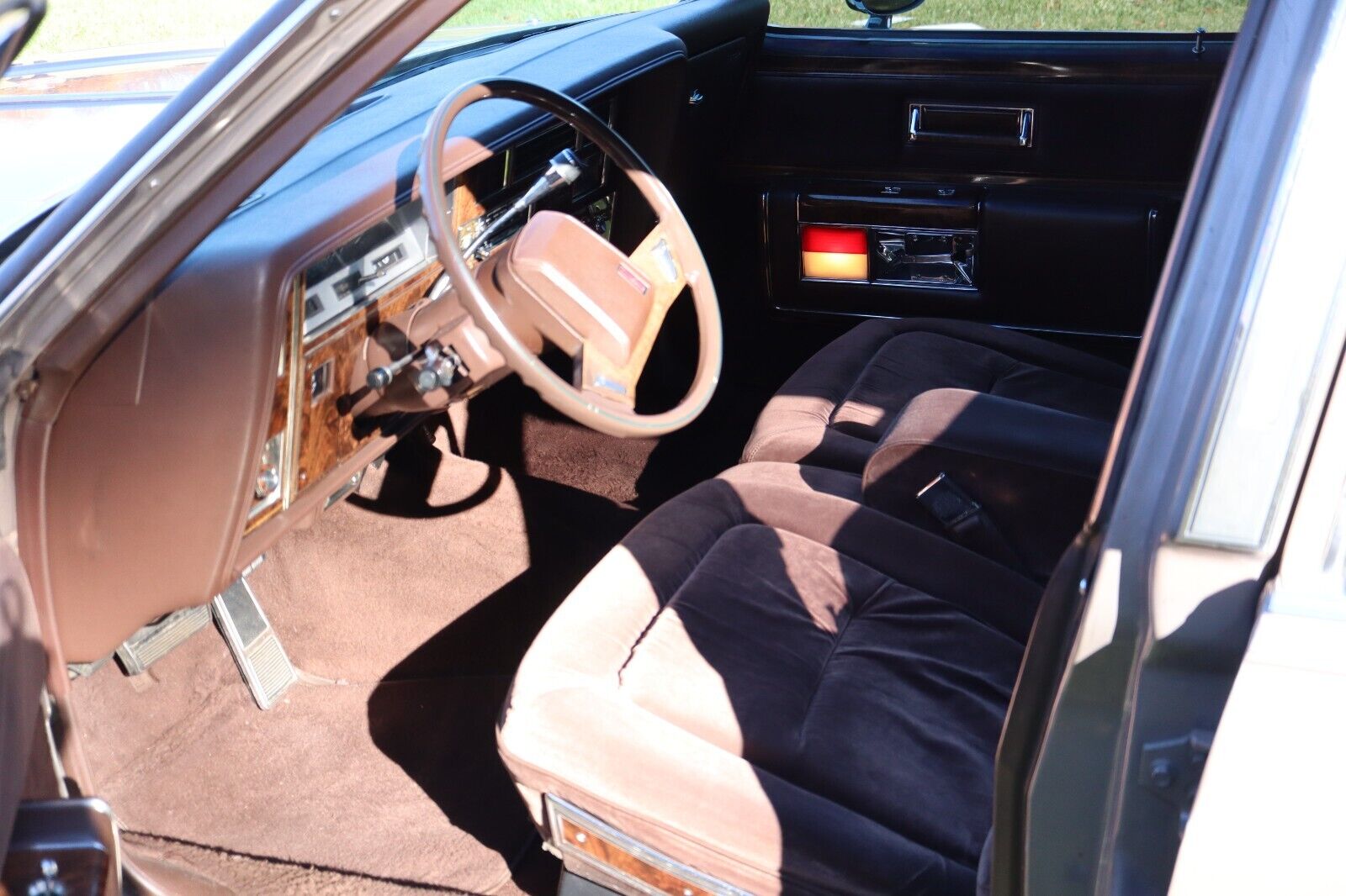 Oldsmobile-Ninety-Eight-Berline-1983-Beige-Brown-106217-18