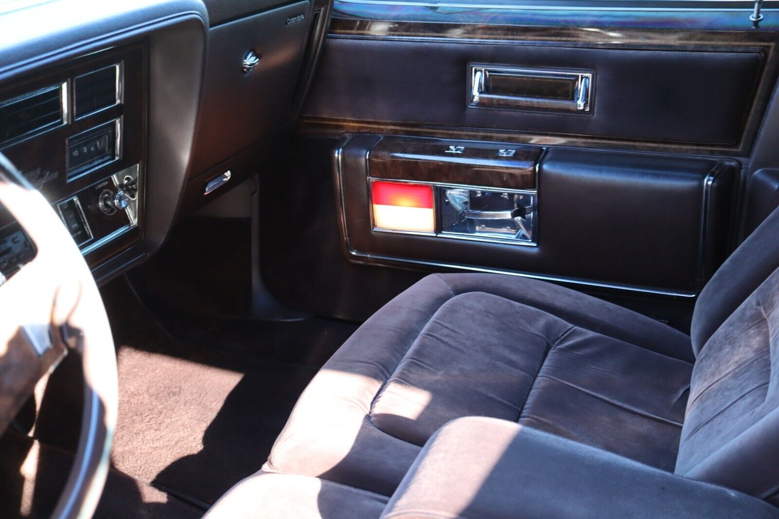 Oldsmobile-Ninety-Eight-Berline-1983-Beige-Brown-106217-19