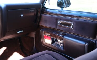 Oldsmobile-Ninety-Eight-Berline-1983-Beige-Brown-106217-20