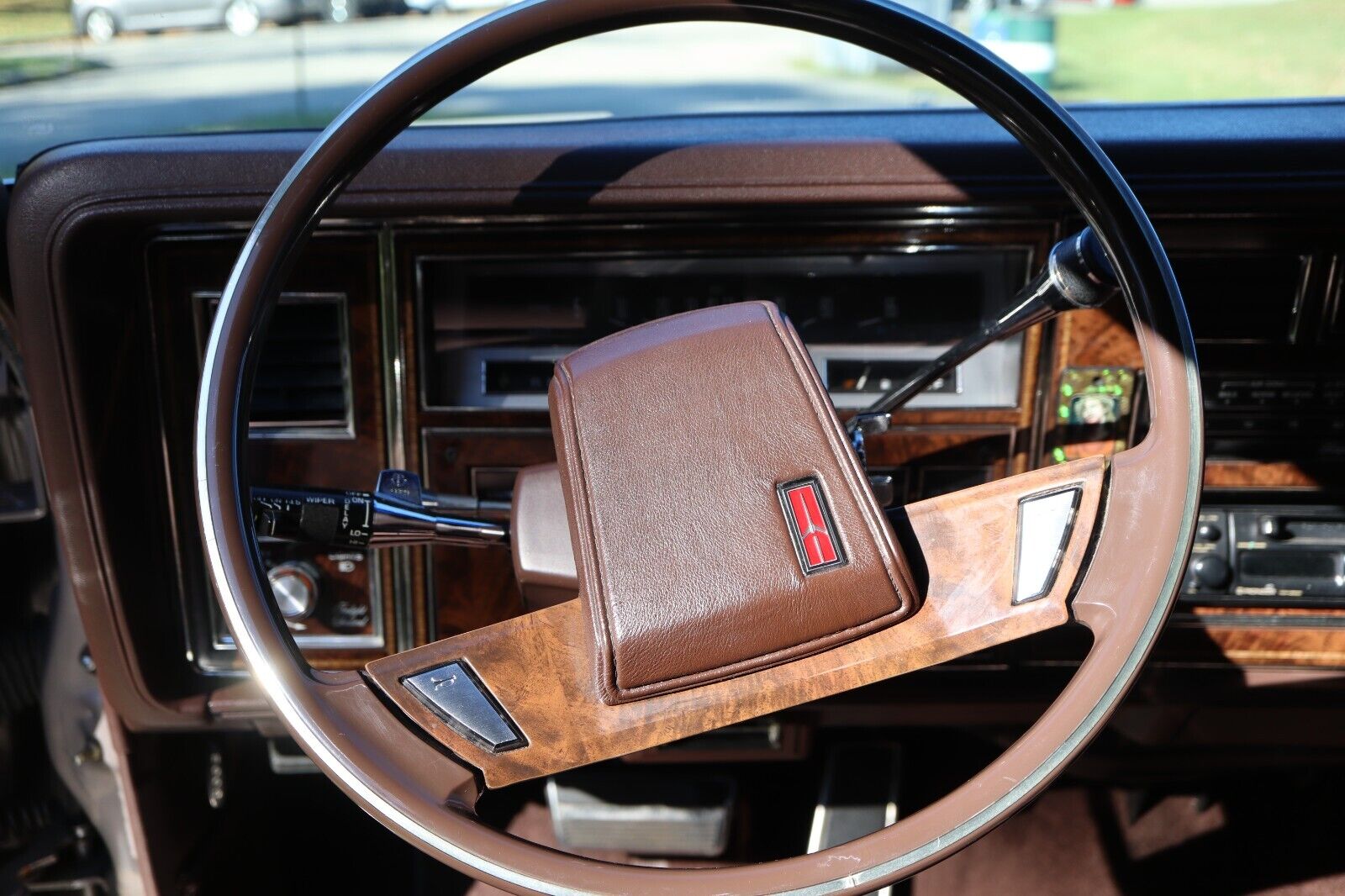 Oldsmobile-Ninety-Eight-Berline-1983-Beige-Brown-106217-23