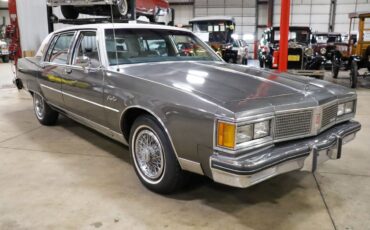 Oldsmobile-Ninety-Eight-Berline-1984-Gray-Tan-46077-11