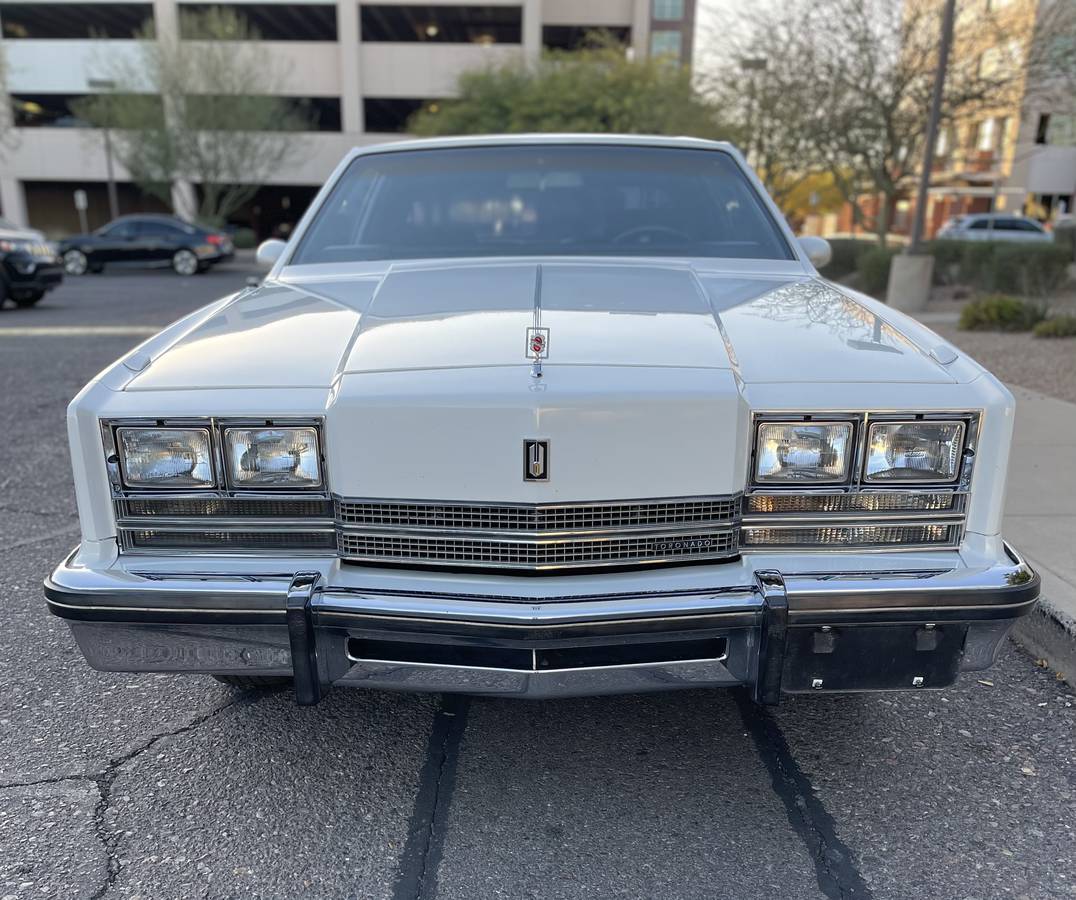 Oldsmobile-Toronado-1985-white-97388-2