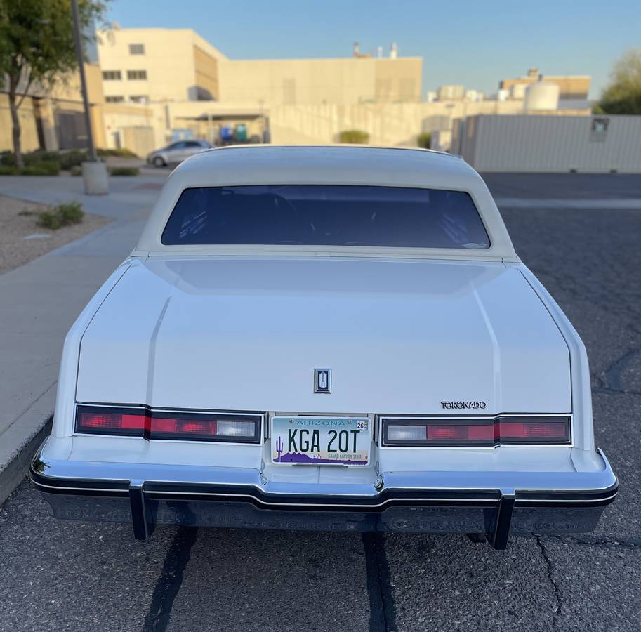 Oldsmobile-Toronado-1985-white-97388-3