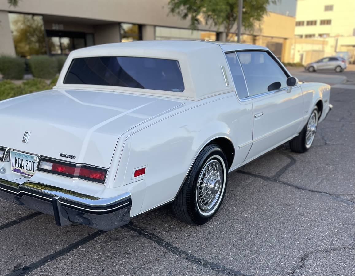 Oldsmobile-Toronado-1985-white-97388-4