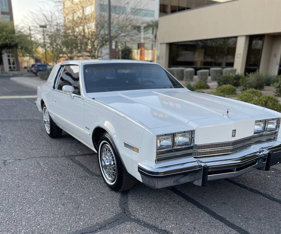 Oldsmobile-Toronado-1985-white-97388-6