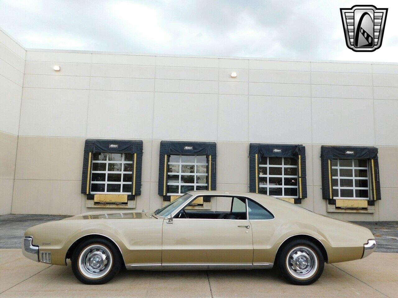 Oldsmobile-Toronado-Coupe-1967-Gold-Black-115470-5