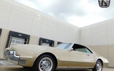 Oldsmobile-Toronado-Coupe-1967-Gold-Black-115470-6