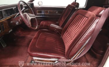 Oldsmobile-Toronado-Coupe-1985-White-Maroon-46970-4