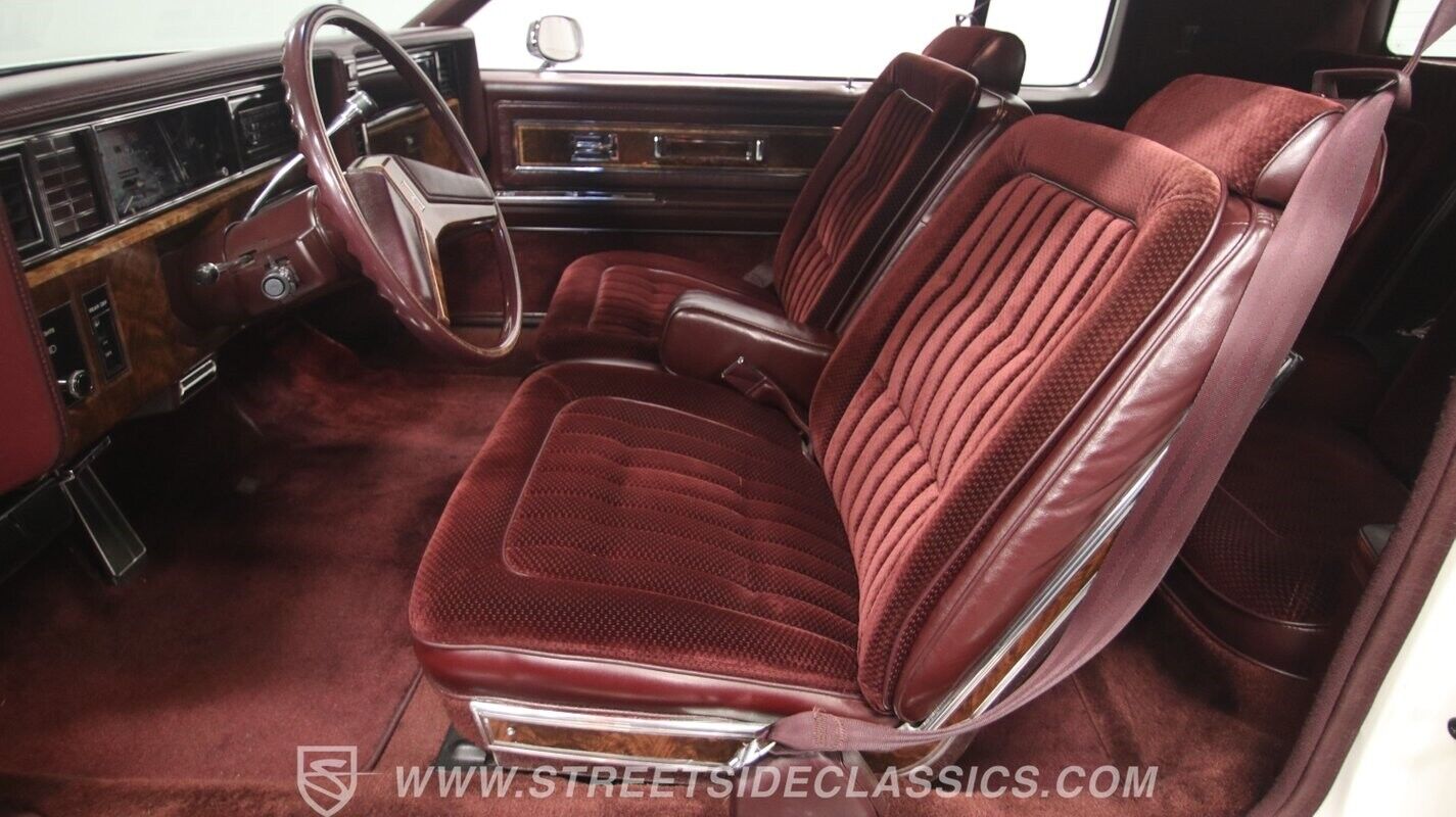 Oldsmobile-Toronado-Coupe-1985-White-Maroon-46970-4