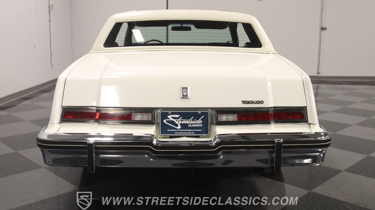 Oldsmobile-Toronado-Coupe-1985-White-Maroon-46970-8