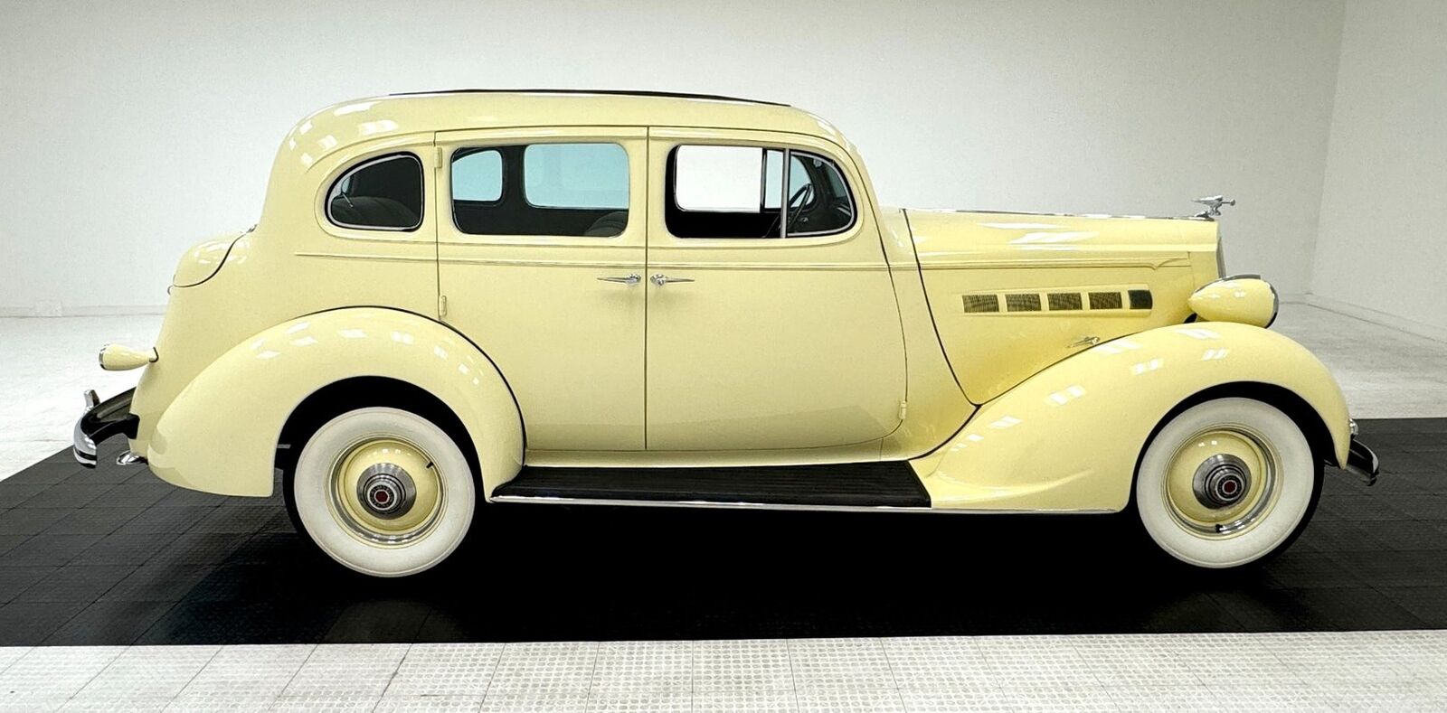 Packard-120-Series-Berline-1936-Packard-Cream-Tan-67092-5