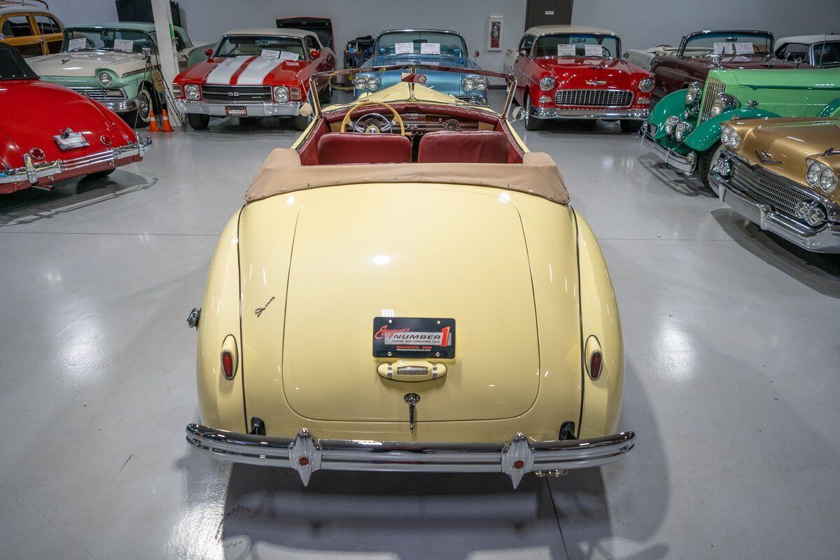 Packard-Series-1701-One-Twenty-Darrin-Cabriolet-1939-Packard-Ivory-Burgundy-71463-9