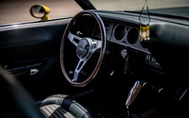 Plymouth-AAR-Cuda-Coupe-1970-Lemon-Twist-Black-135808-7