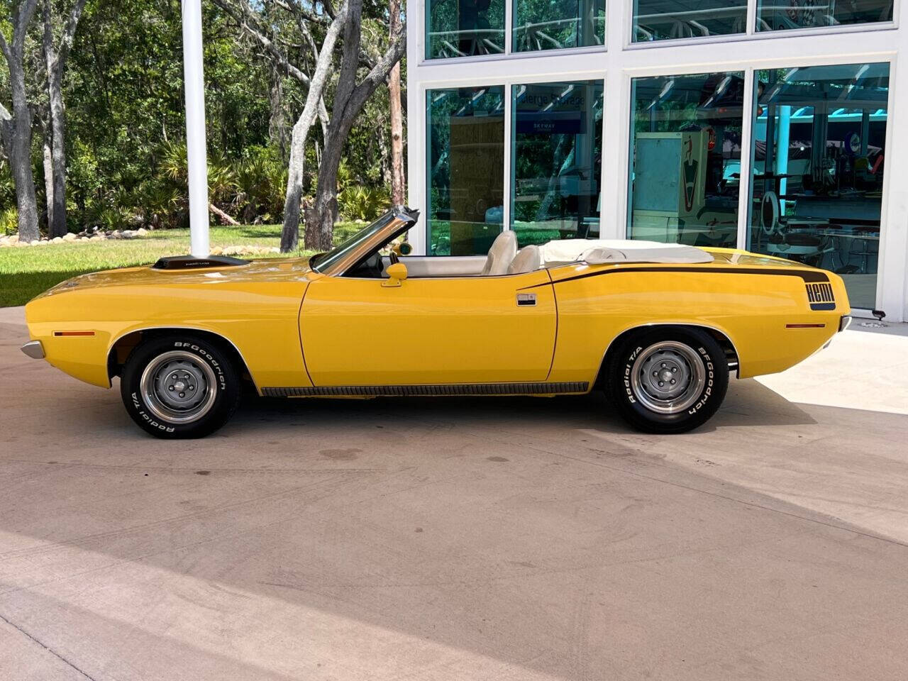 Plymouth-Barracuda-Cabriolet-1970-Yellow-White-0-1