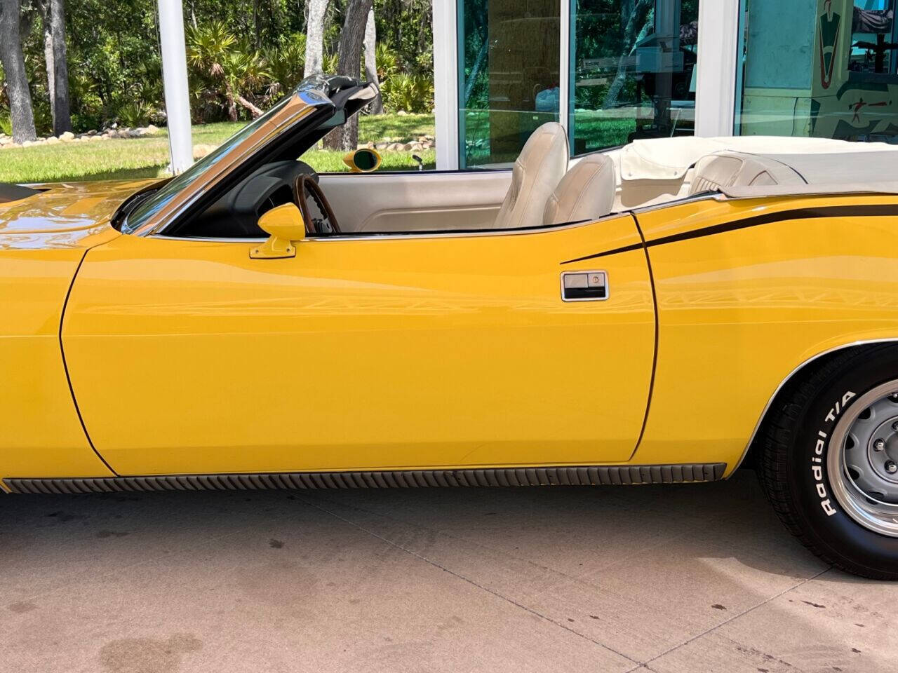 Plymouth-Barracuda-Cabriolet-1970-Yellow-White-0-3