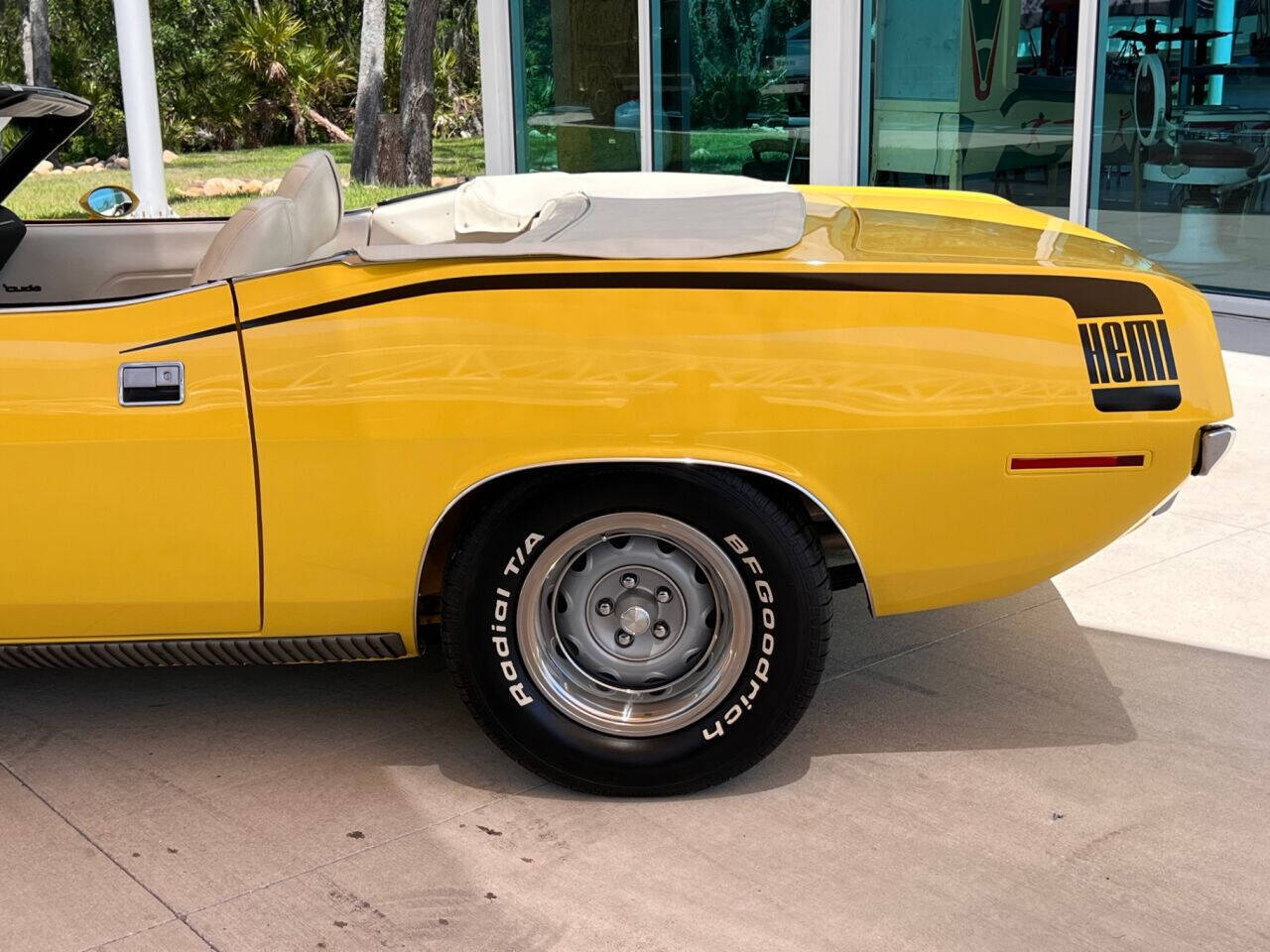 Plymouth-Barracuda-Cabriolet-1970-Yellow-White-0-4