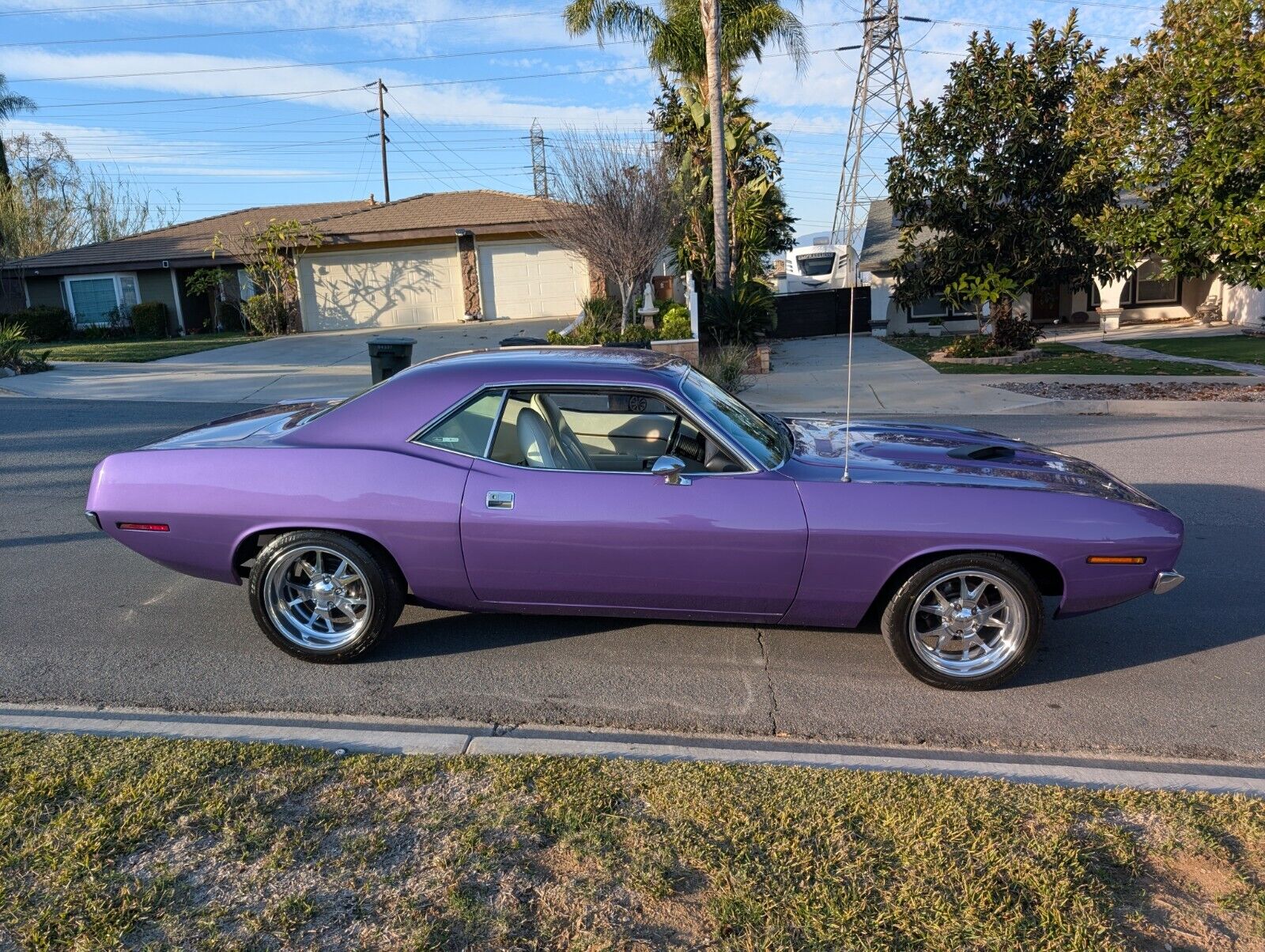 Plymouth-Barracuda-Coupe-1970-Purple-White-164153-1